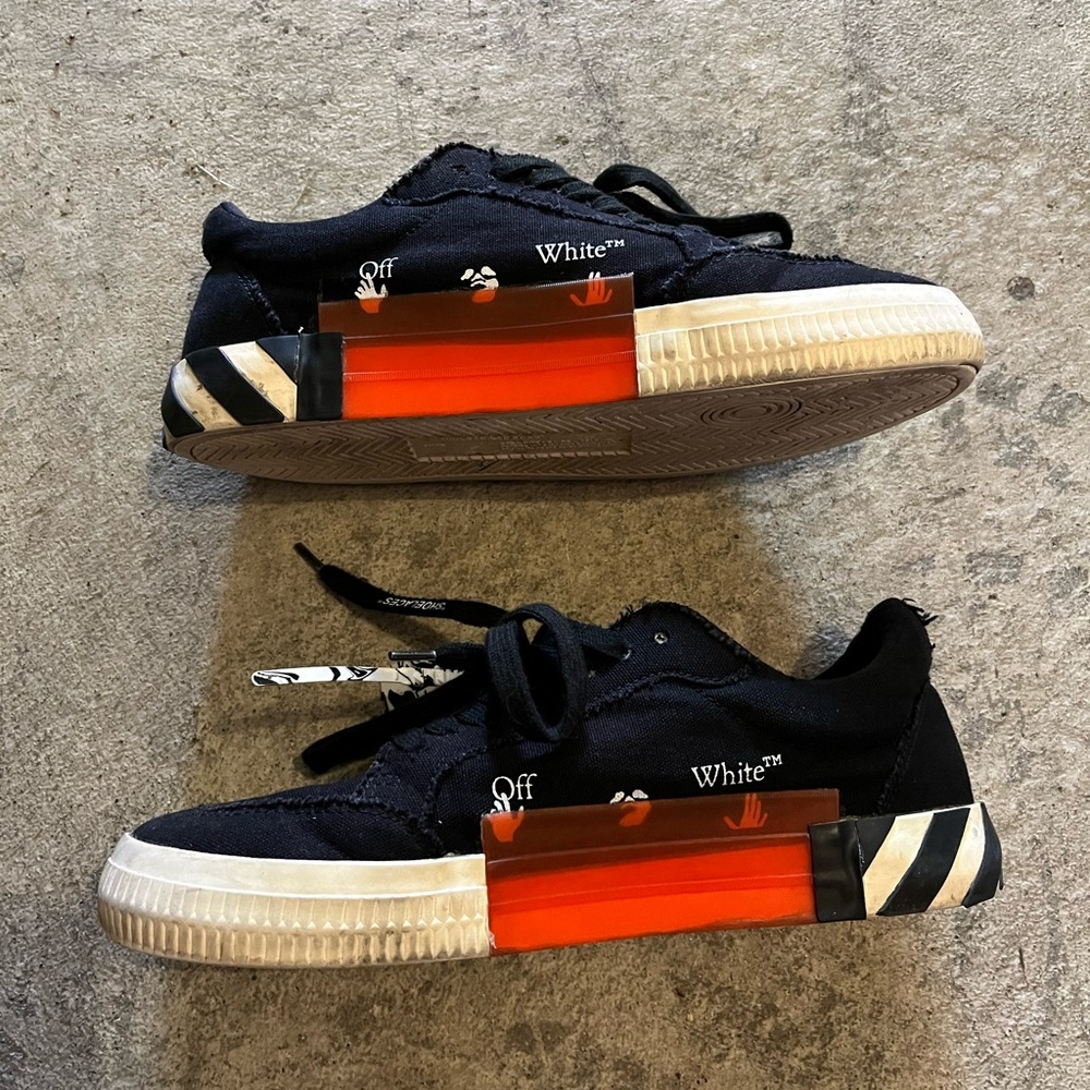 Off-White Black Low-Top Sneakers with Diagonal Stripe Midsole image 7